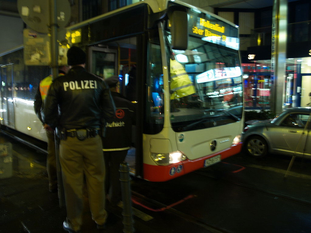 Person von Bus angefahren Koeln Aachenerstr P6.JPG